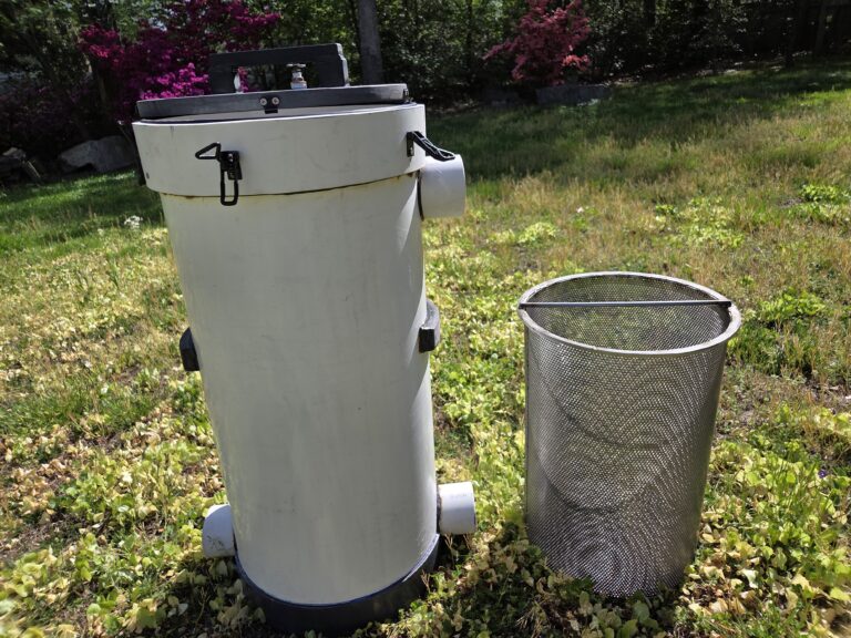 Stainless steel filter basket with heavy-duty plastic tank
