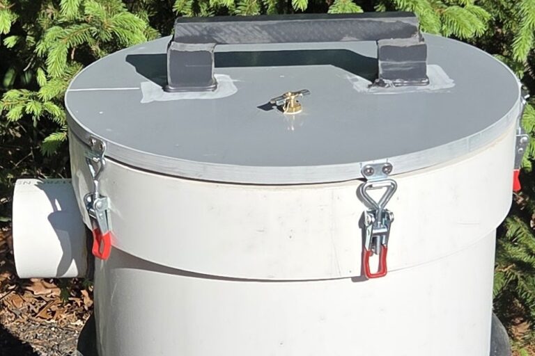 Close-up of lid, vacuum release valve and latches